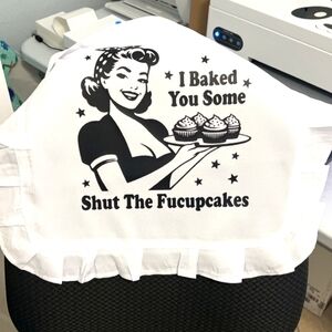 Super cute wrap around waist white apron with ruffles 👩‍🍳